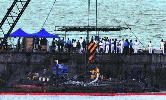 印度在打捞爆炸沉没在港内的潜艇