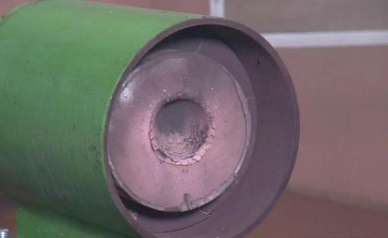 俄罗斯电磁炮发射的塑料弹头在金属块上留下的痕迹