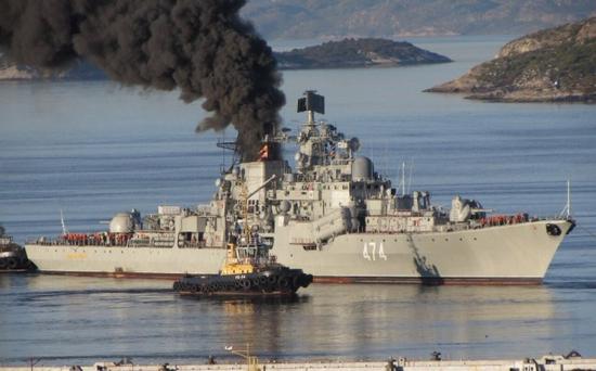 俄罗斯海军现代级驱逐舰蒸汽轮机启动时浓烟滚滚。