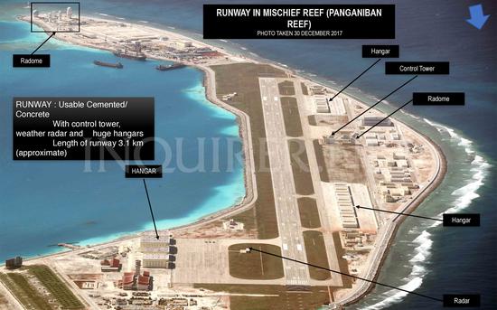 图14：美济礁机场局部，摄于2017年12月30日。跑道长约3.1千米，可见管制塔、多排机库。