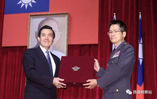 "八八风灾"第一次冲击了马英九的声望,但在那次灾害中严德发镇定自若