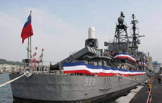 台湾吹上天的防空导弹如此奇葩:瞄准必须靠军