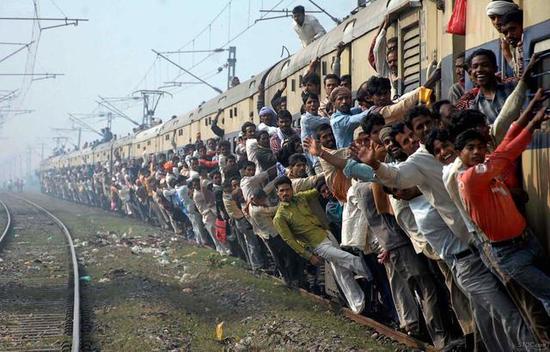 印度人坐火车已经形成一道风景