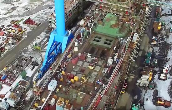 基洛夫升级方案,除了换装前面96个垂发的防空系统以外,更为亮眼的是安装了80个长坑,以便发射锆石和口径系列的导弹。密密麻麻的导弹背后体现的依然是苏联那一套