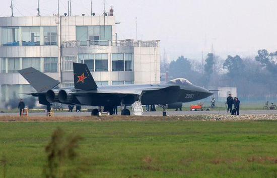中国空军宣布歼20已进入战备值班 可随时对抗