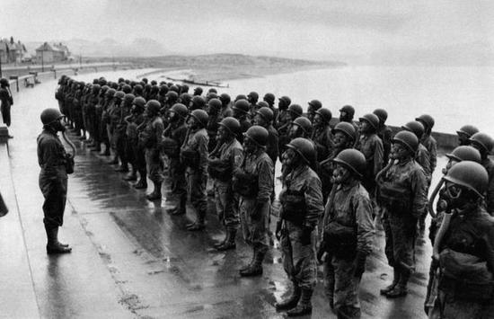 图片：进攻日本本土的美军部队在进行防化训练，他们将在被毒气弹洗地的日本作战。