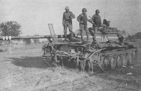 图片：第三次印巴战争中的巴基斯坦59式坦克，注意炮塔上的白色识别标志。