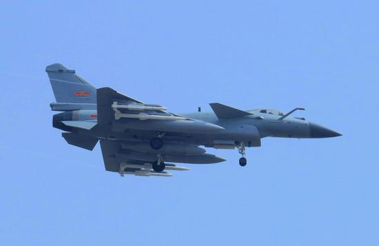 歼11D再试飞打破下马传言 空战性能可匹敌苏