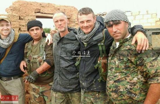资料图片：库尔德武装里还有很多外国志愿兵。