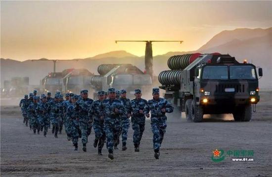 图片:中国红旗-9导弹虽然发射车外形与S300/S400类似,但性能其实差距较大。