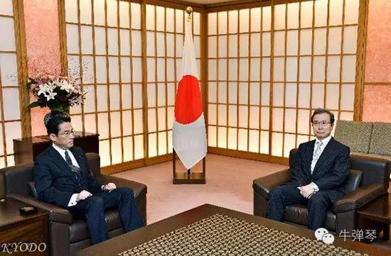 上面这张照片,据说是其中一次抗议的场景,左是日本外相,右是中国大使。