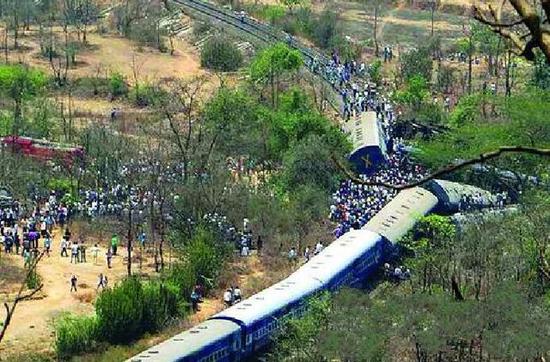 印度火车脱轨现场