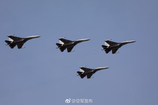 中国空军大片曝苏35贴着浪尖飞 人工智能不输