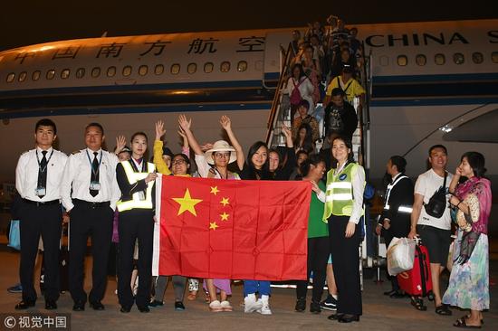 南航客机接滞留巴厘岛213名中外旅客回到深圳 图片来自:视觉中国