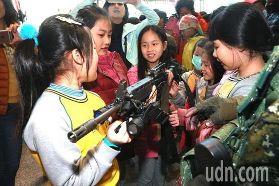 台“国防部”博爱营区邀请周边小学学生与邻里长参观。