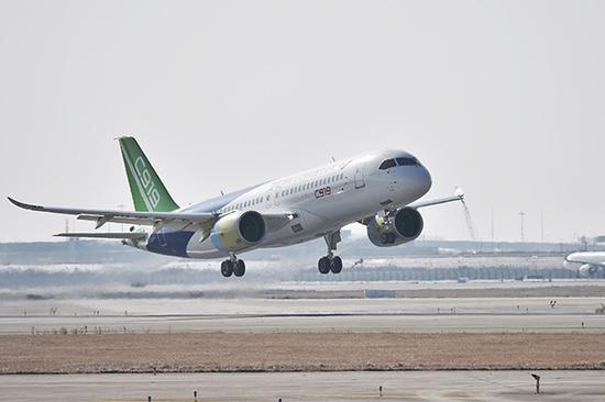 C919大飞机102架机在上海浦东机场成功起飞。