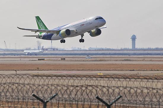 C919大飞机102架机在上海浦东机场成功起飞。本文图片 澎湃新闻记者 赖鑫琳