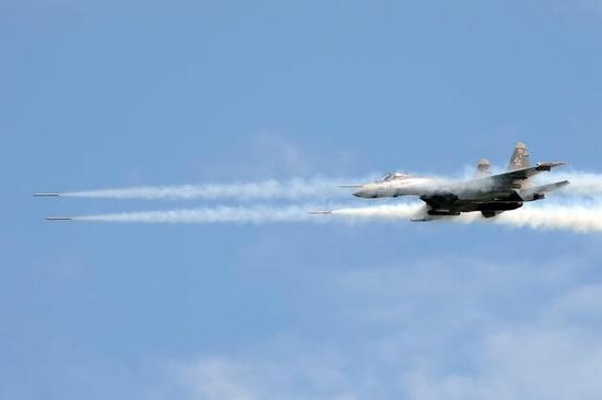 中国空军苏35战机疑似开始进行火箭弹航炮打