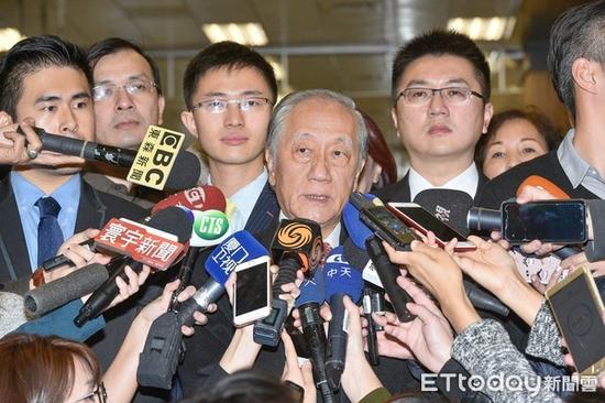 22日,郁慕明在机场接受访问。(图源:东森新闻云)