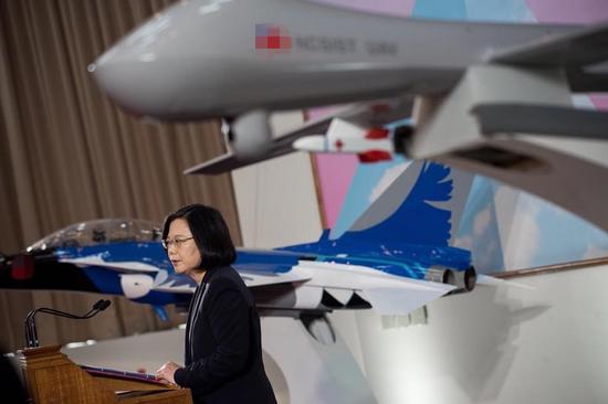 蔡英文出席“中科院”记者会,无人机“腾云”(画面右侧)和高教机相拥 图自台媒