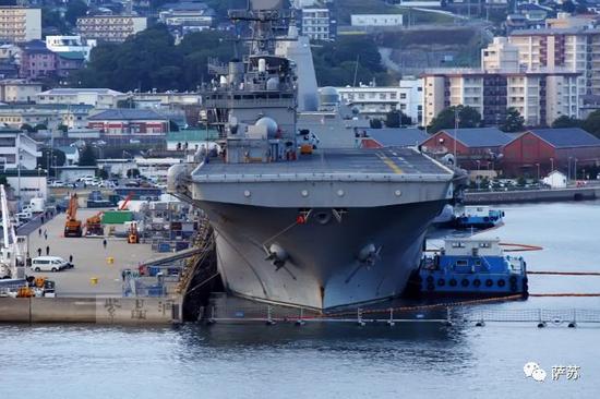 ▲ 而日本海上自卫队的准航空母舰,就停在离墓地也是咫尺之遥的港湾中