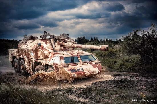 与斯洛伐克的达娜相比，捷克的达娜对发动机和指控系统进行了改进。