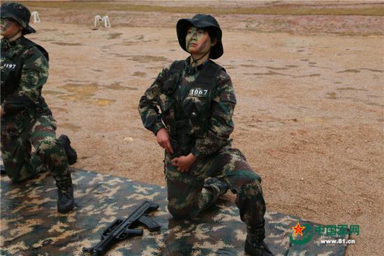 中国火箭军女特种兵曝光:拆装一支手枪仅用9秒