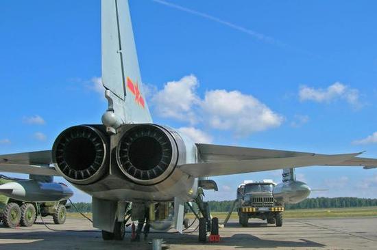 图片：“斯贝”202发动机和“飞豹”战斗轰炸机。