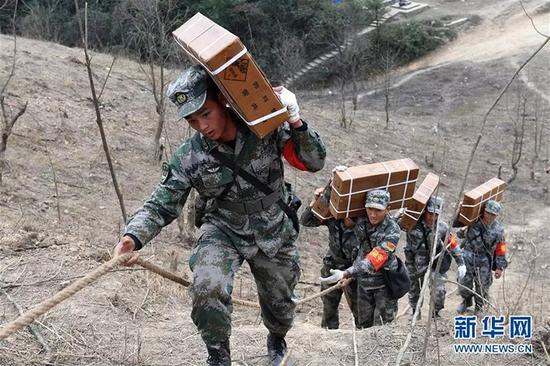 扫雷官兵在中越边境广西段某雷场搬运炸药，准备爆破作业。