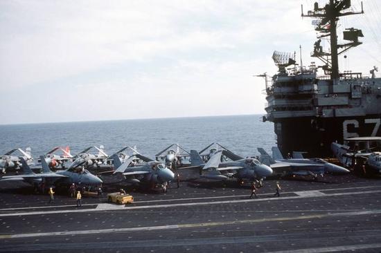 图片：肯尼迪号航母上排满了战机。
