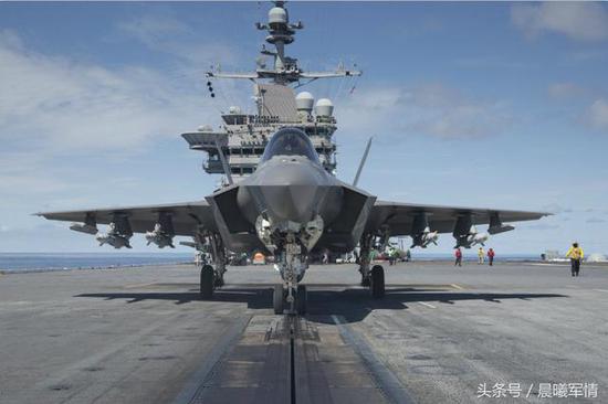 在航母上进行外挂测试的F-35C