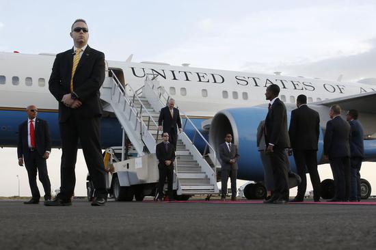 抵达埃塞俄比亚的蒂勒森,正在下飞机 @视觉中国