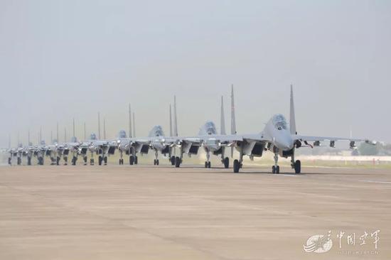 东部战区空军航空兵某旅苏-30机群“大象漫步”，整洁的军容军貌让人十分震撼