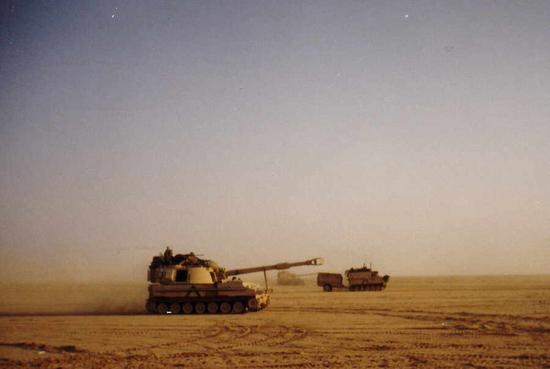 美国人认为,更好的火控和制导炮弹比起火炮本身性能更重要,图为在海湾战争中大放异彩的M109系列火炮