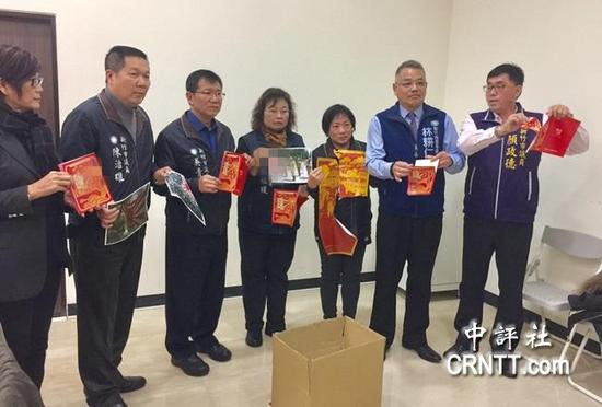 国民党新竹市议员怒撕农民历向市府抗议