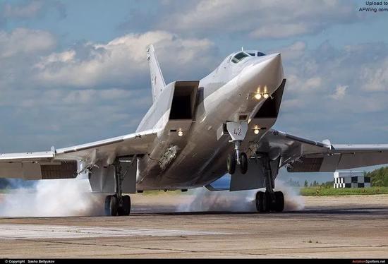 俄军轰炸叙背后的实力:战略轰炸机绕飞半个欧