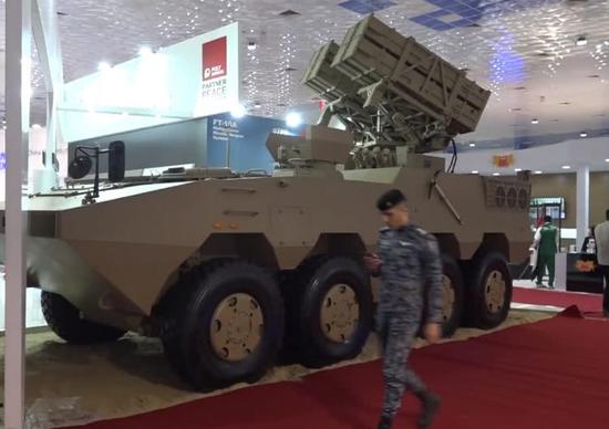 图片:中国最新型轮式红箭-10导弹发射车。