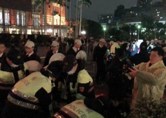 台警方与抗议者打成一团,现场十分混乱。