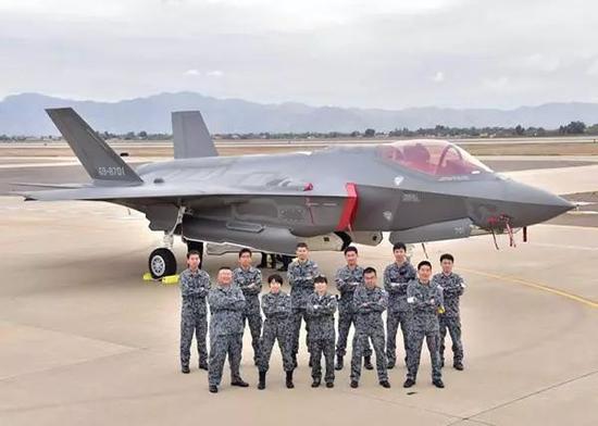 在美国受训的日本F-35A及其机组人员