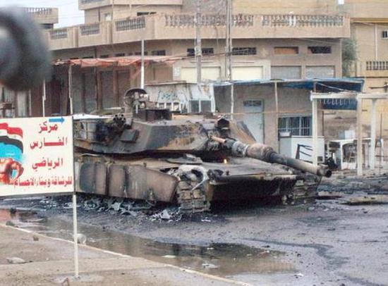 图为在路口被击毁的伊拉克陆军“艾布拉姆斯”坦克。