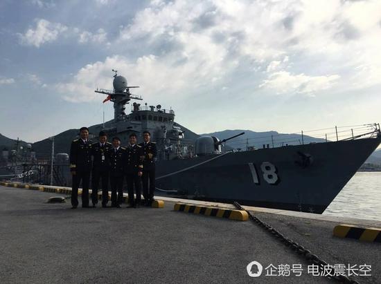 越南海军军官与韩国赠送的浦项级护卫舰合影