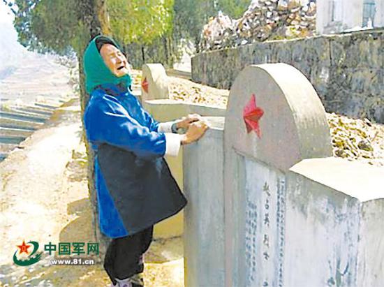 2004年,在嵩明县民政局的资助下,赵斗兰第一次赴麻栗坡烈士陵园扫墓。 中国军网图