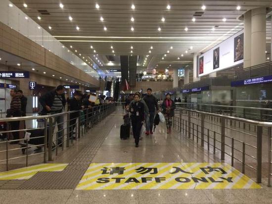 11月30日上午,第二批滞留旅客回国 图片来自:澎湃新闻