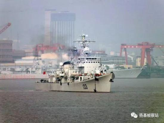 可能是133舰与136舰最后一次合影,133舰在随其它舰艇更改新涂装标准后不久即退役