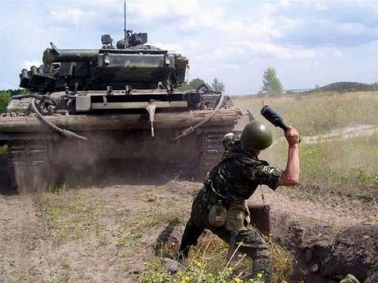 俄军手雷训练有时候组织得十分彪悍，比如使用训练弹在坦克从头上开过去后扔