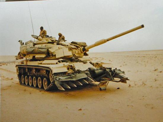图片:美国海军陆战队在海湾战争中使用的M60A1(ERA)主战坦克,第一次出现爆炸反应装甲。