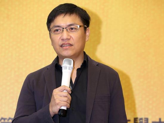 台湾作家吴明益(图片来自:台媒)