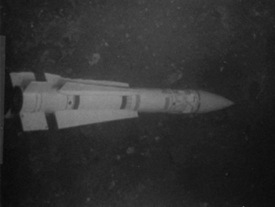 图片：深海中的AIM-54“不死鸟”空空导弹。