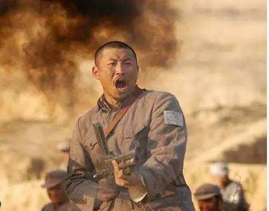 剧中大量军官都喜欢在一线冲杀,其实这是不符
