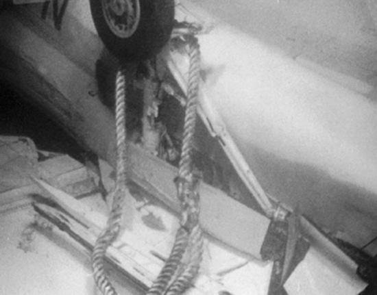 图片：F-14战斗机一侧起落架上已经挂上绳索。
